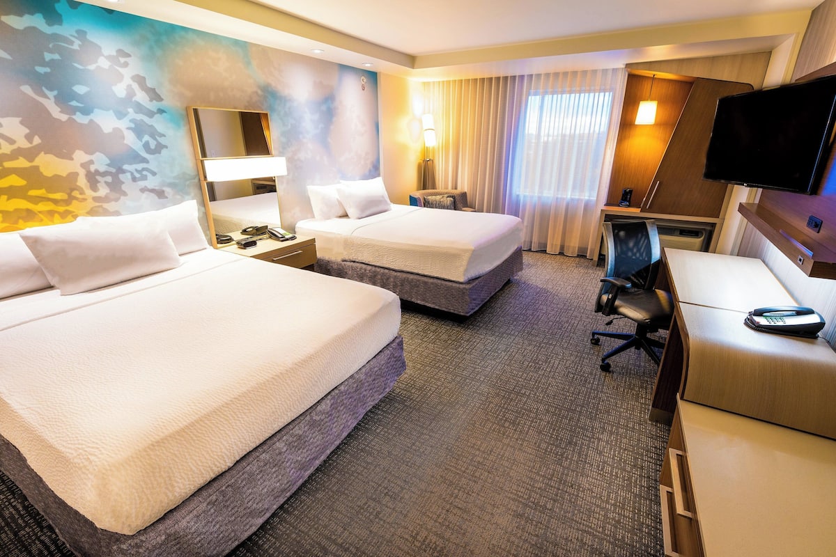 Premium bedding, in-room safe, desk, blackout drapes