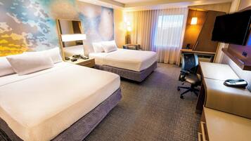 Hochwertige Bettwaren, Zimmersafe, Schreibtisch, Verdunkelungsvorhänge