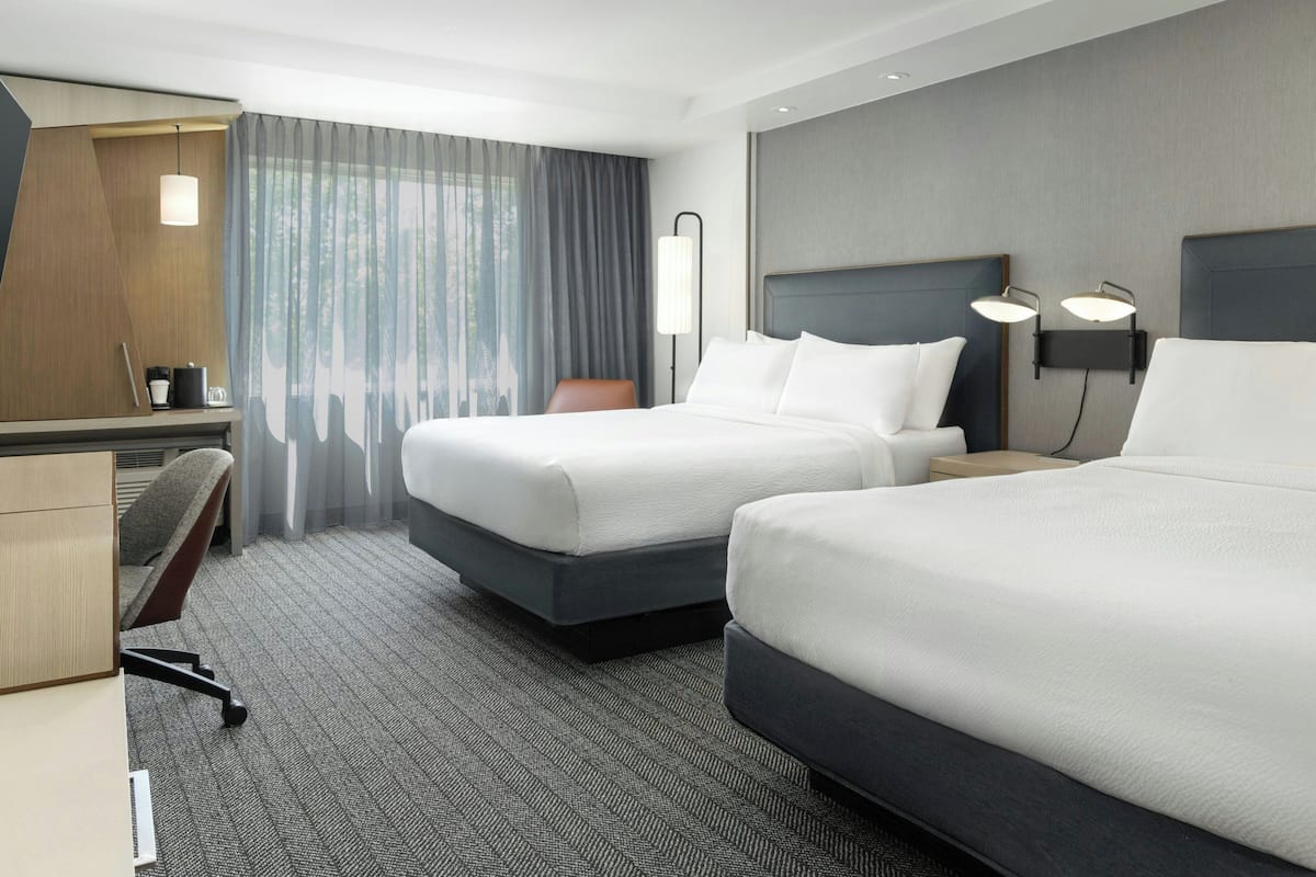 Peralatan tempat tidur premium, peti besi dalam bilik, meja 