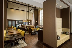 Lobby sitting area - Hampton Inn & Suites Syracuse/Carrier Circle (East Syracuse)