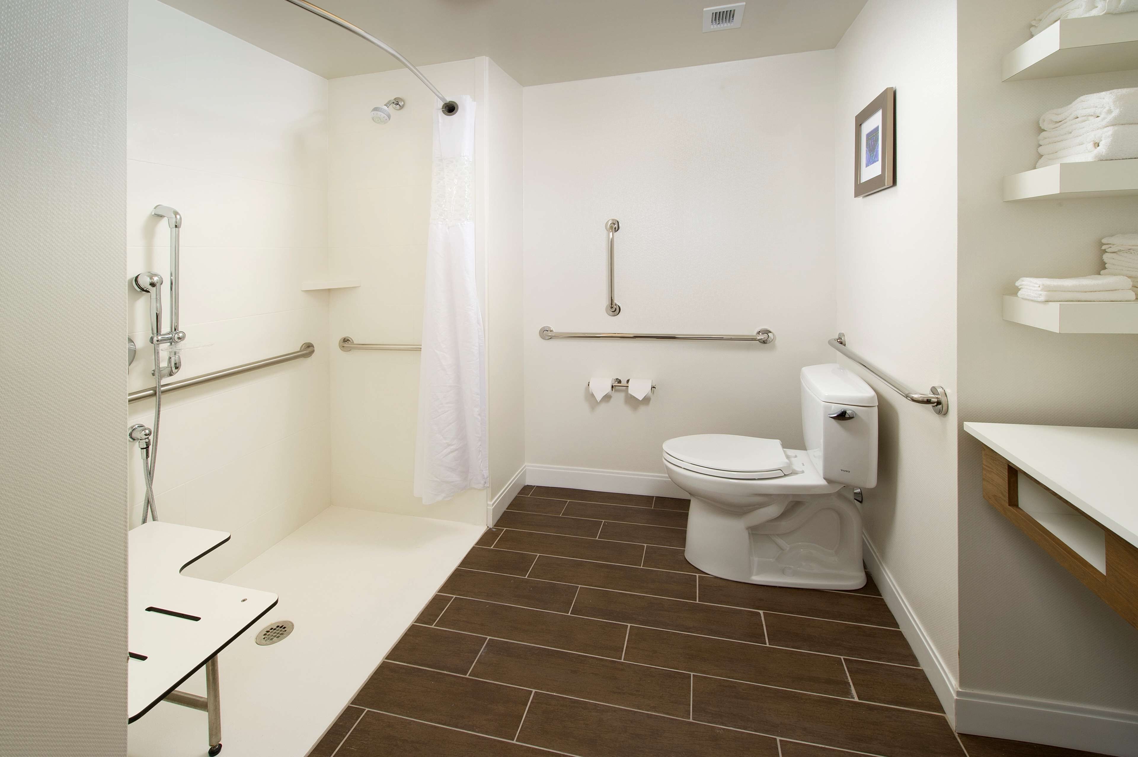 room, 1 king bed, accessible | bathroom | designer toiletries, towels