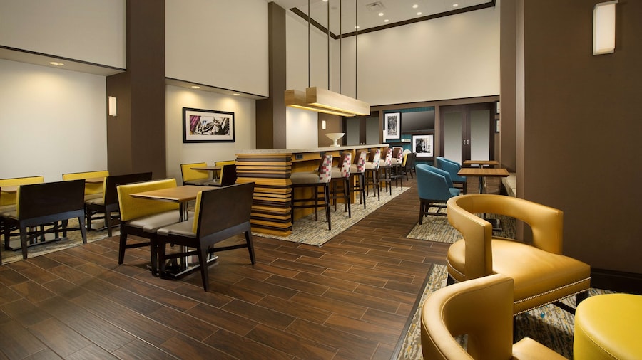 Hampton Inn & Suites Syracuse/Carrier Circle