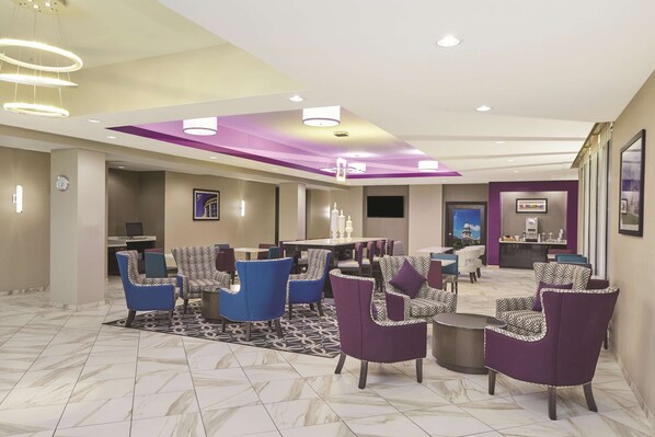 Lobby - La Quinta Inn & Suites by Wyndham Springfield IL (Springfield)