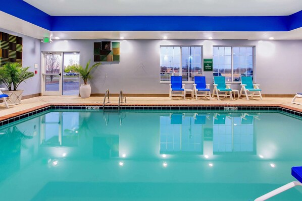Indoor pool, sun loungers