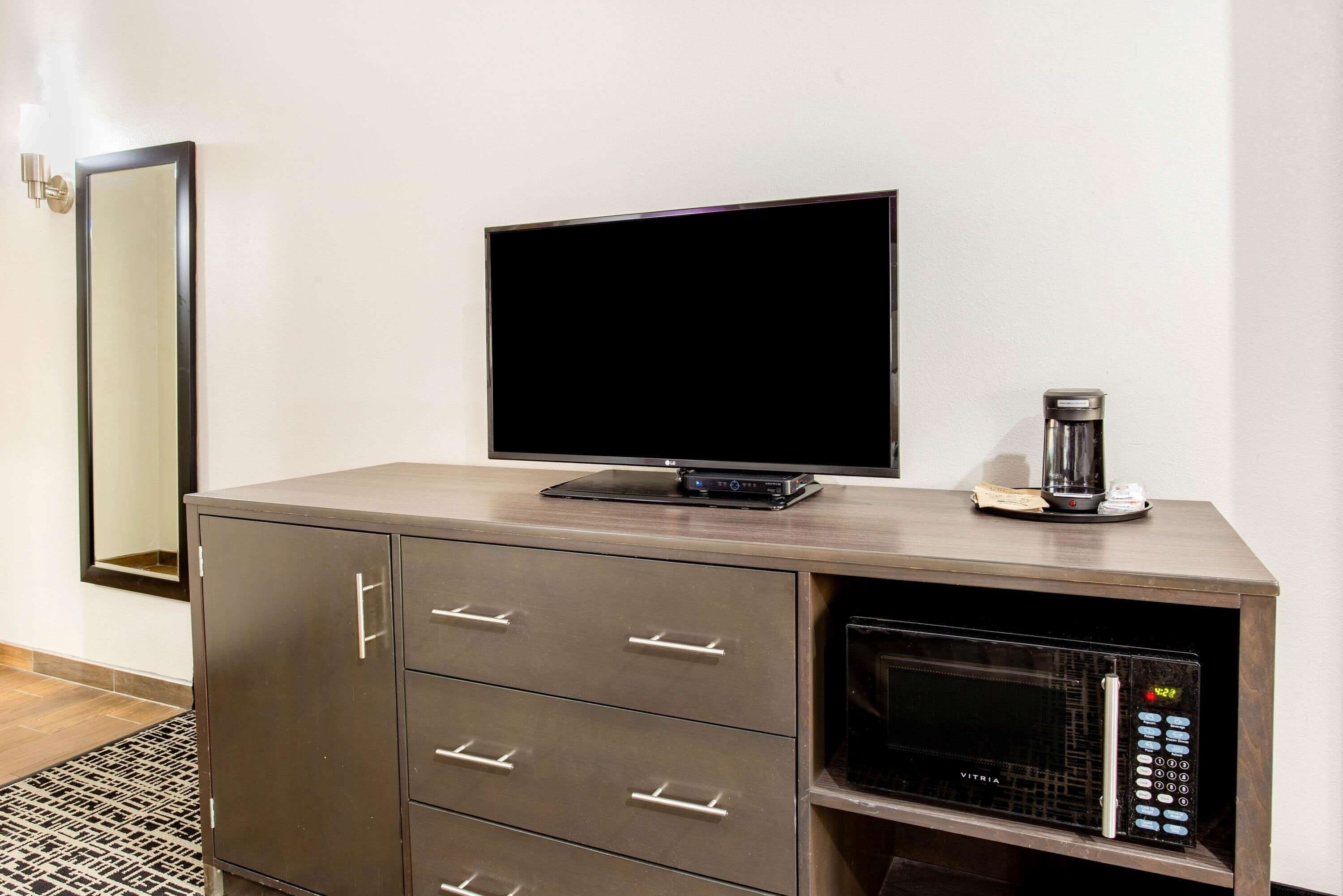 desk, laptop workspace, iron/ironing board, cots/infant beds