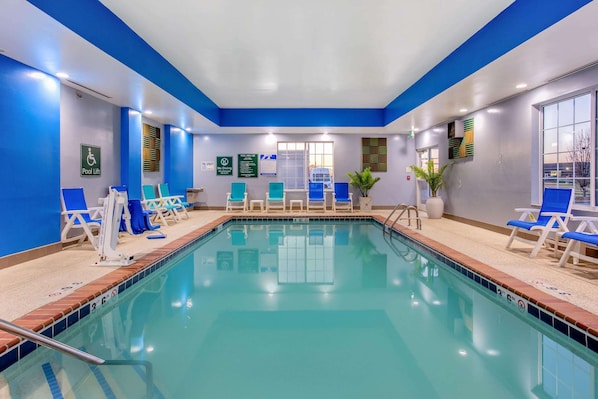 Indoor pool, sun loungers