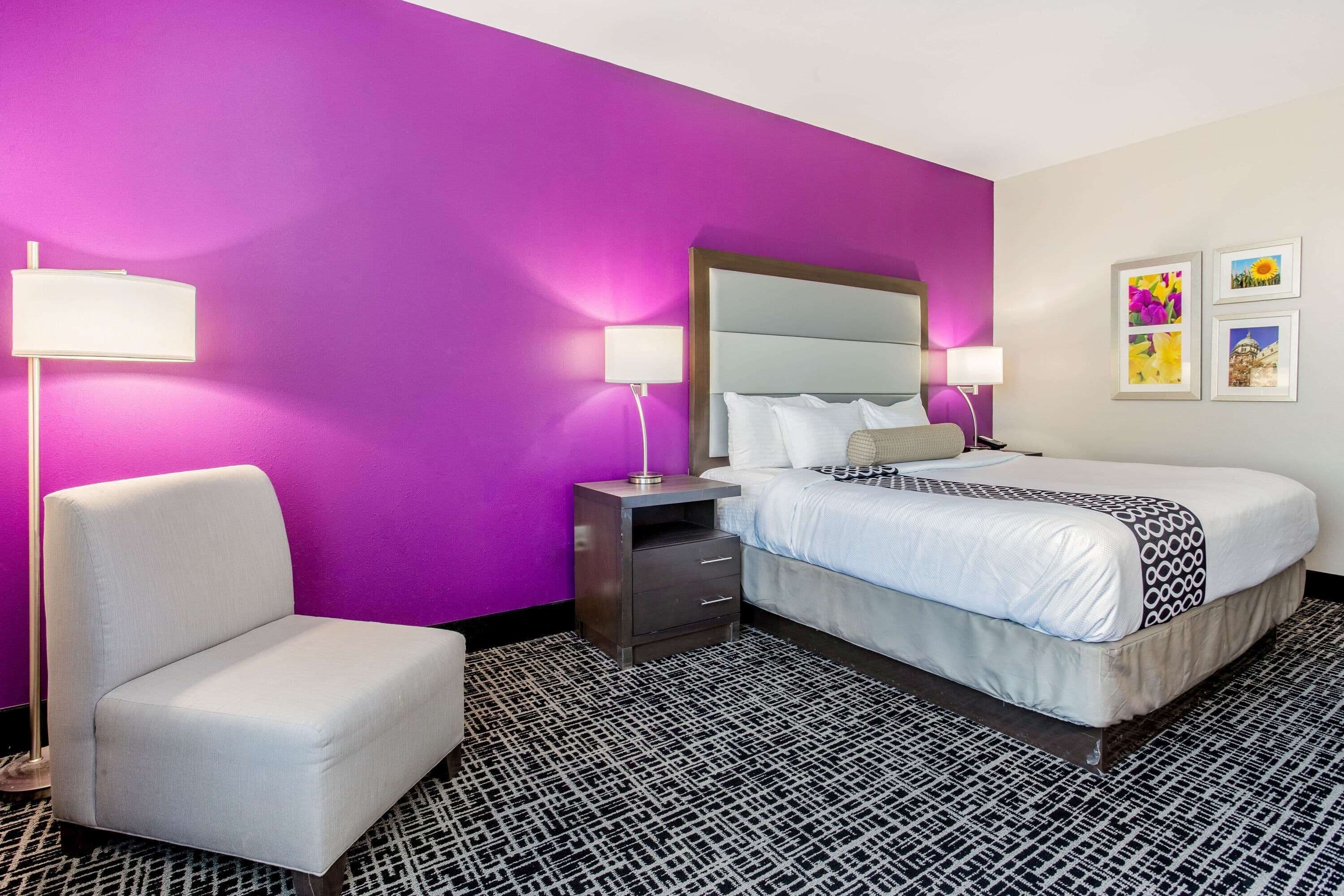 Kamer, 1 kingsize bed, toegankelijk voor mindervaliden, niet-roken (Mobility) | Een bureau, een laptopwerkplek, een strijkplank/strijkijzer, babybedden