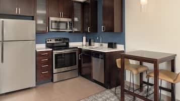 Full-size fridge, microwave, stovetop, dishwasher
