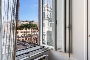 Habitación Deluxe doble, 1 cama doble, vistas a la ciudad | Ropa de cama de alta calidad, minibar, caja fuerte