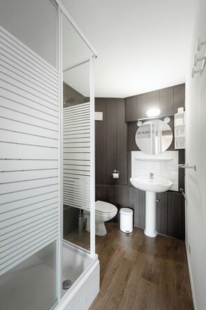 Triple Room | Bathroom | Shower, hair dryer, towels - Hotel Cavalier (Bruges)
