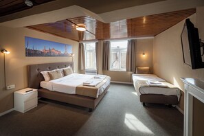 Triple Room | Bed sheets - Hotel Cavalier (Bruges)