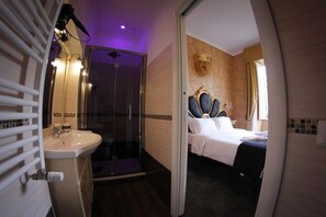 Deluxe Triple Room (Nero) | Premium bedding, minibar, in-room safe, desk - Pope's Suites (Rome)