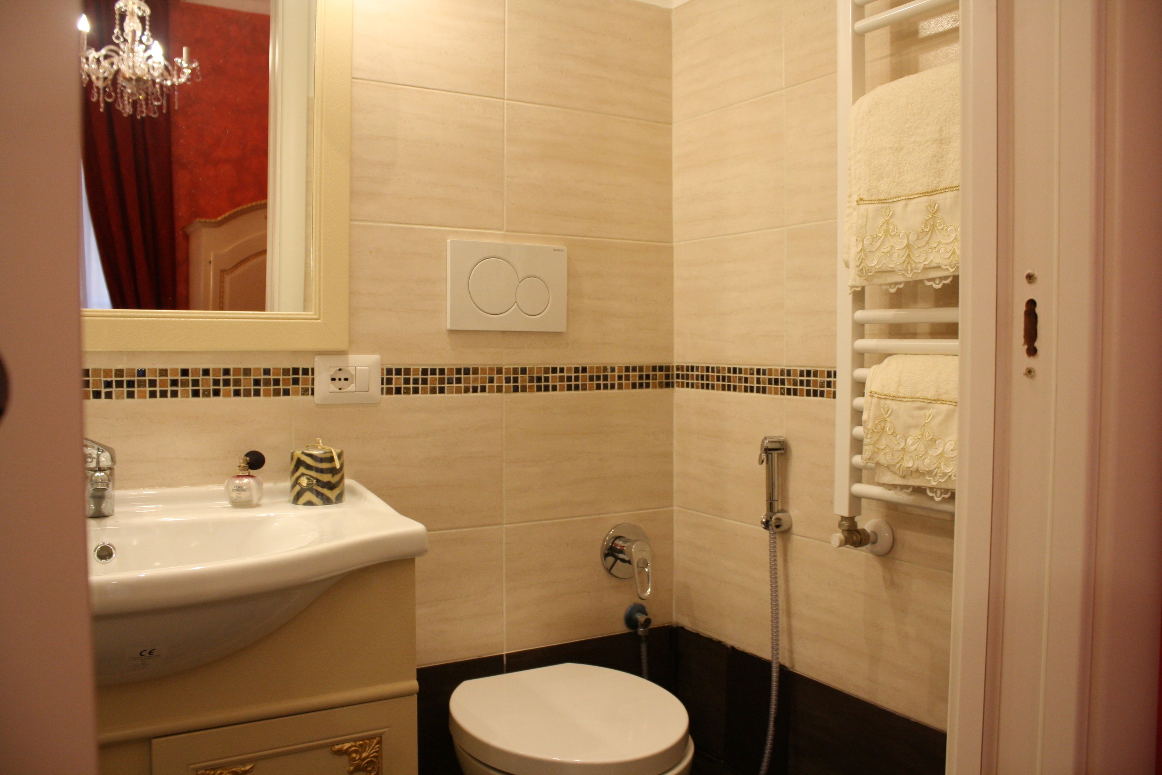 Un baño con lavamanos, inodoro y ducha.