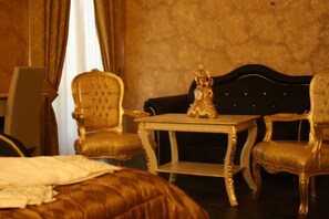 Deluxe driepersoonskamer (Nero) | Luxe beddengoed, een minibar, een kluis op de kamer, een bureau