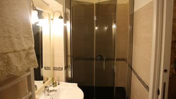 Habitación triple Deluxe (Nero) | Baño | Ducha, artículos de higiene personal gratuitos, albornoces y toallas