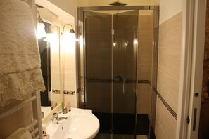 Deluxe-Dreibettzimmer (Nero) | Badezimmer