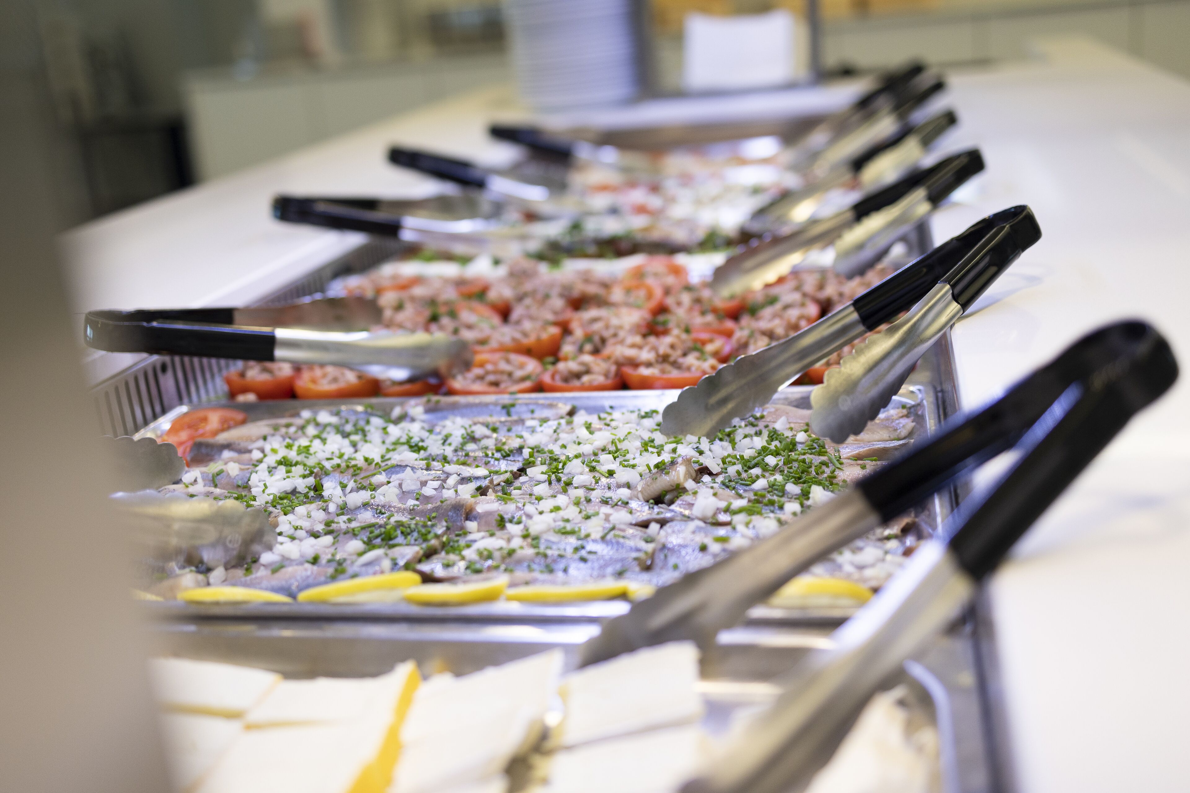 Een buffet met verschillende soorten eten en bestek.