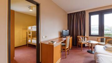 Quadruple Room | Desk, free WiFi, bed sheets