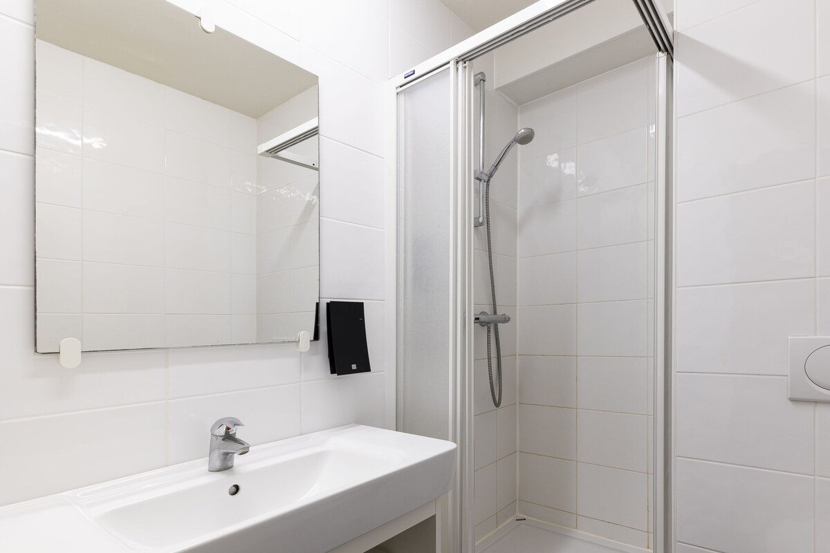 Salle de bain | Douche, sèche-cheveux, serviettes fournies