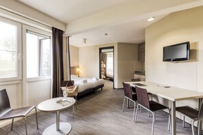 Escritorio, wifi gratis y ropa de cama 