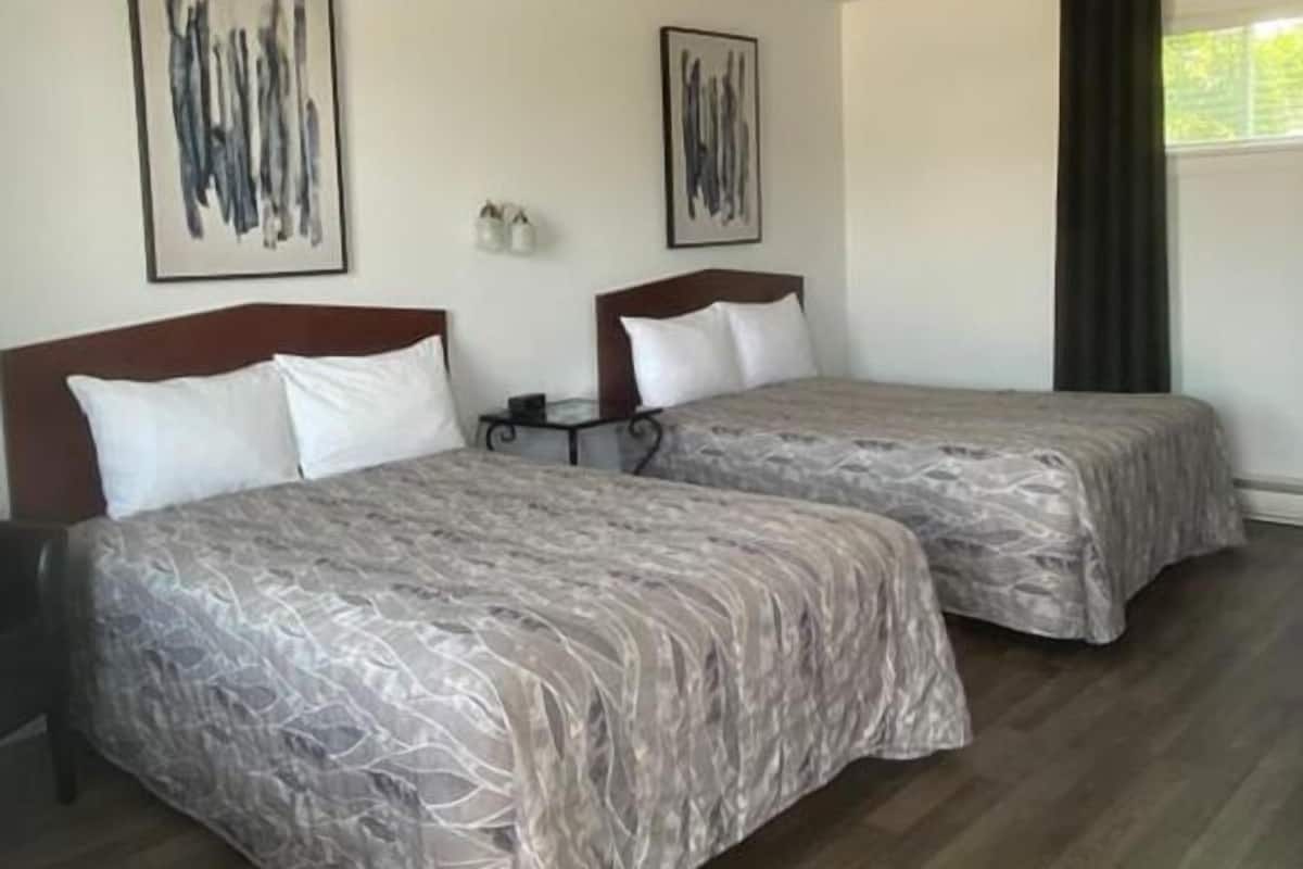 Phòng, 2 giường đôi | Bàn, màn/rèm cản sáng, bàn ủi/dụng cụ ủi quần áo 