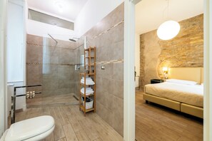Deluxe Studio Suite | Bathroom | Shower, free toiletries, hair dryer, towels