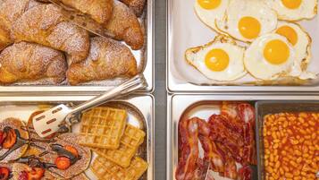 Petit déjeuner continental (15 EUR par personne)