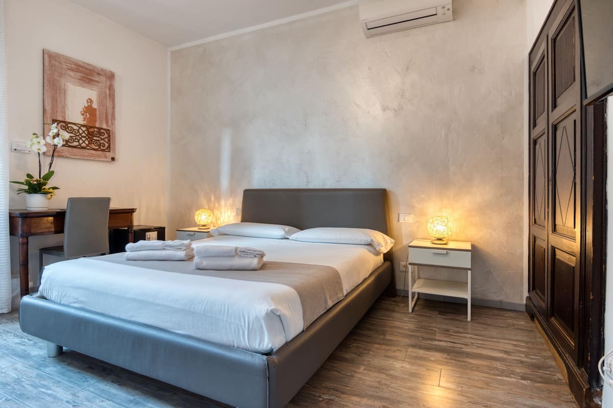 Double Room, Private Bathroom | 1 bedroom, hypo-allergenic bedding, down comforters, memory foam beds