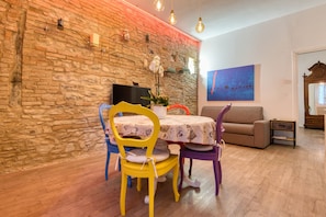 Deluxe Studio Suite | Living area