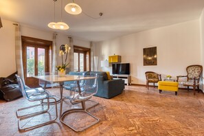 تلفزيون بشاشة مسطحة