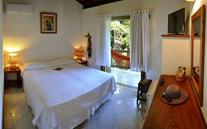 Minibar, caja de seguridad en la habitación, wifi gratis y ropa de cama