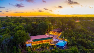 Utendørsbasseng, bassengparasoller og solsenger