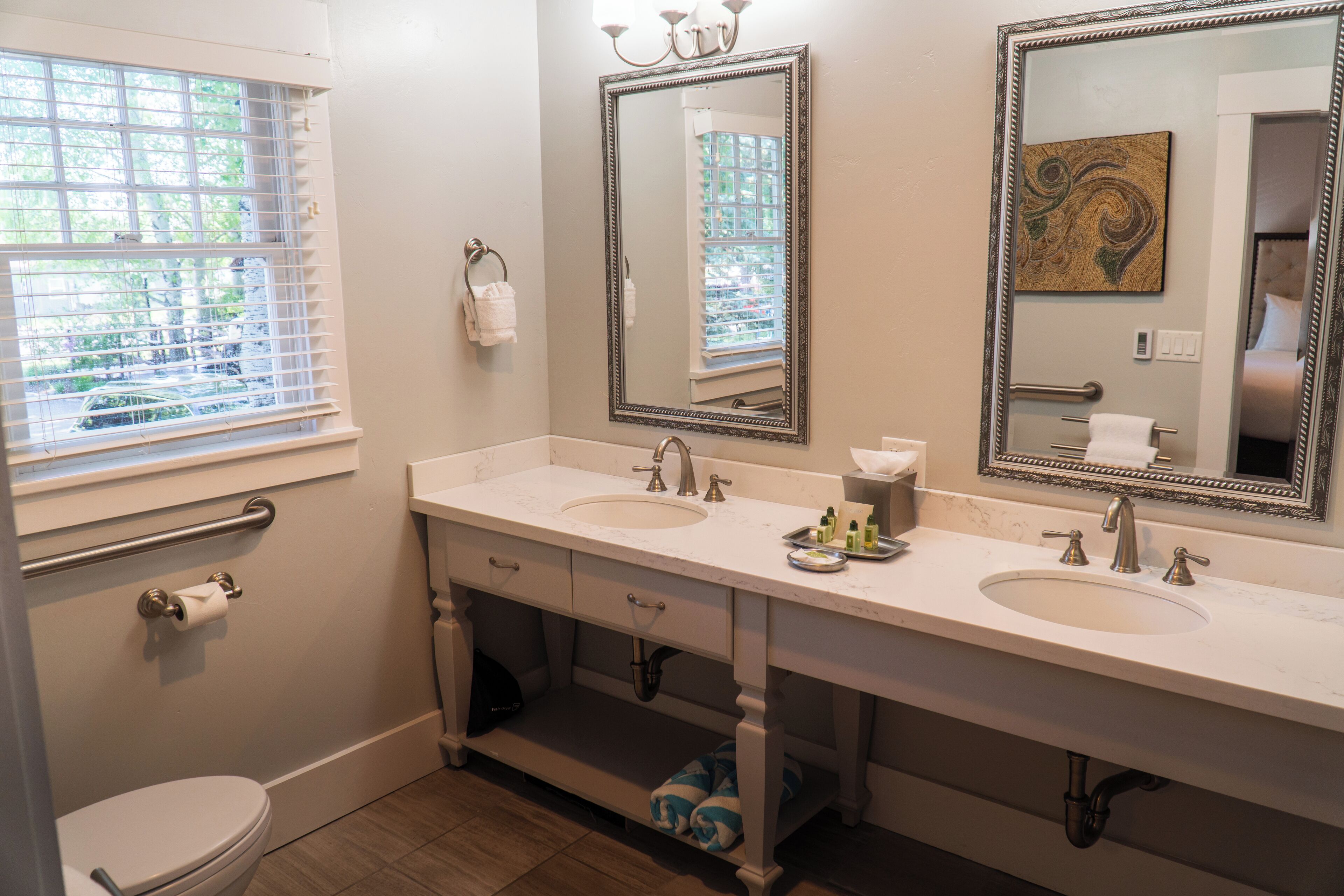 Deluxe Room, 1 Queen Bed | Bathroom | Shower, hair dryer, bathrobes, slippers