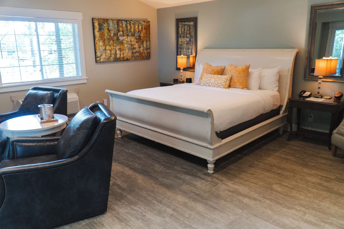 Snake River Cabin | Premium bedding, in-room safe, blackout drapes, bed sheets