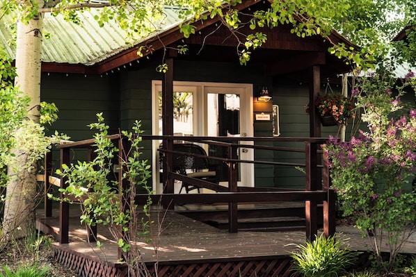 Luxury Cabin, 1 King Bed | Terrace/patio