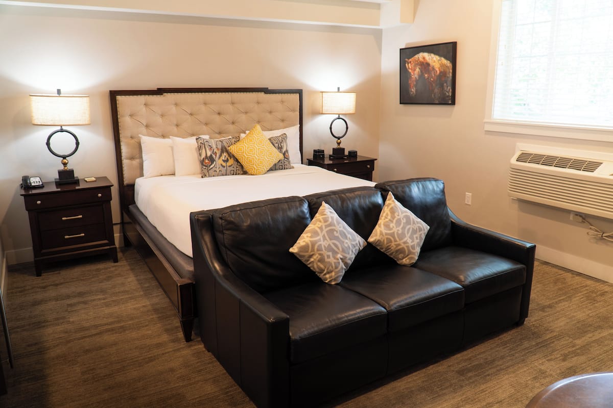 Cody Suite | Premium bedding, in-room safe, blackout drapes, bed sheets