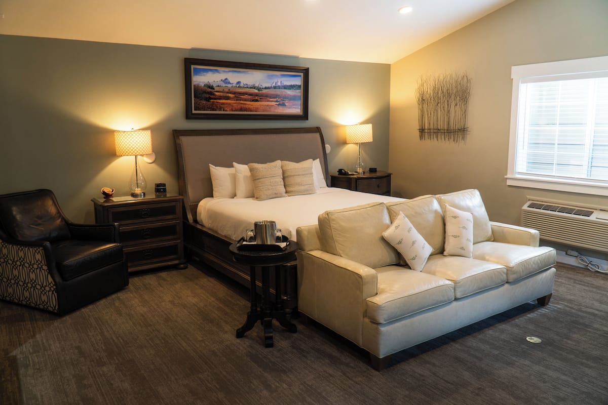 Mount Moran Cabin | Premium bedding, in-room safe, blackout drapes, bed sheets