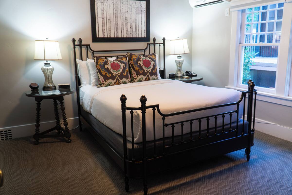 Alpine Room | Premium bedding, in-room safe, blackout drapes, bed sheets