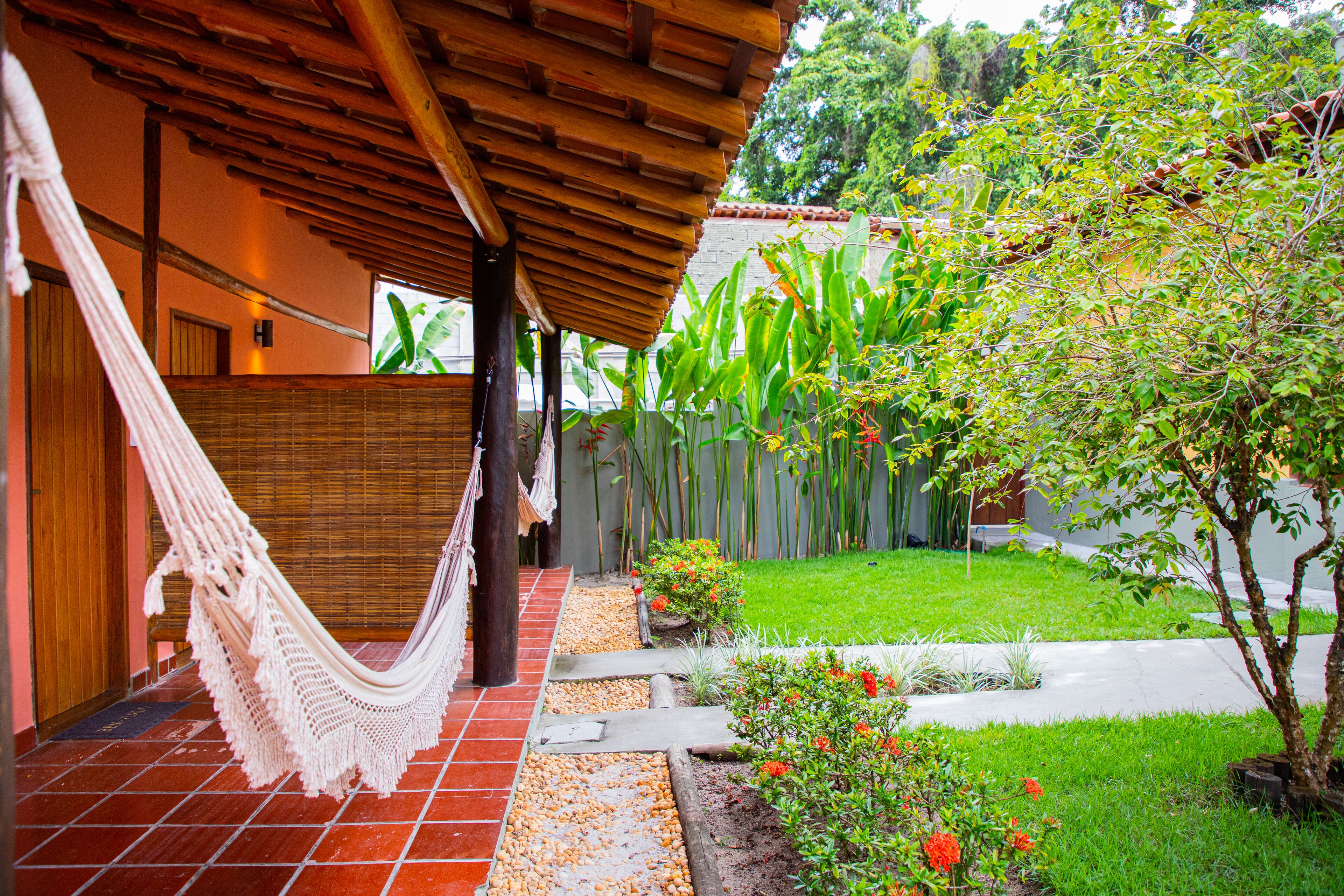 Minibar, caja de seguridad en la habitación y escritorio 