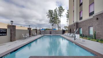 Piscina externa sazonal