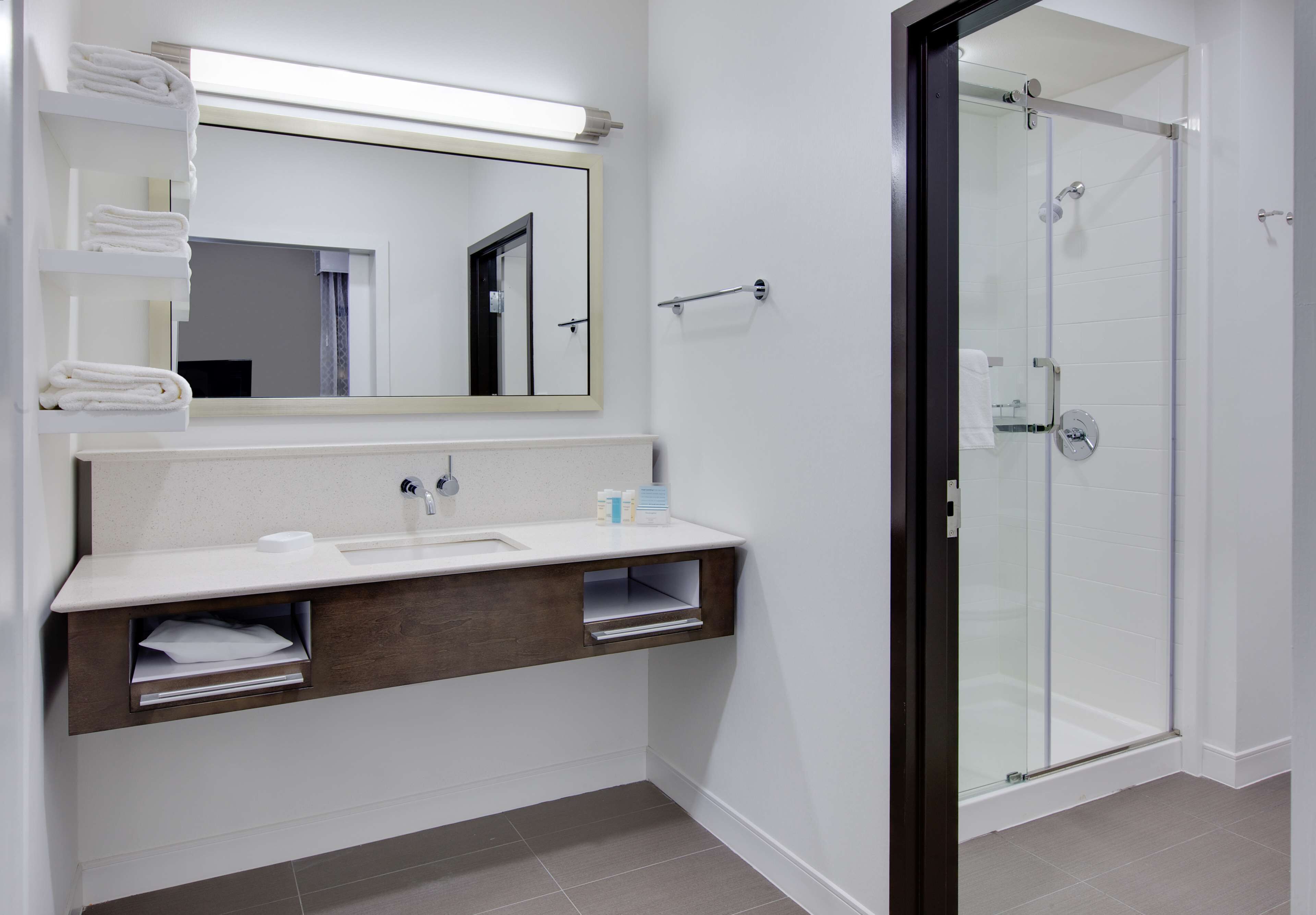 combined shower/bathtub, eco-friendly toiletries, hair dryer, towels