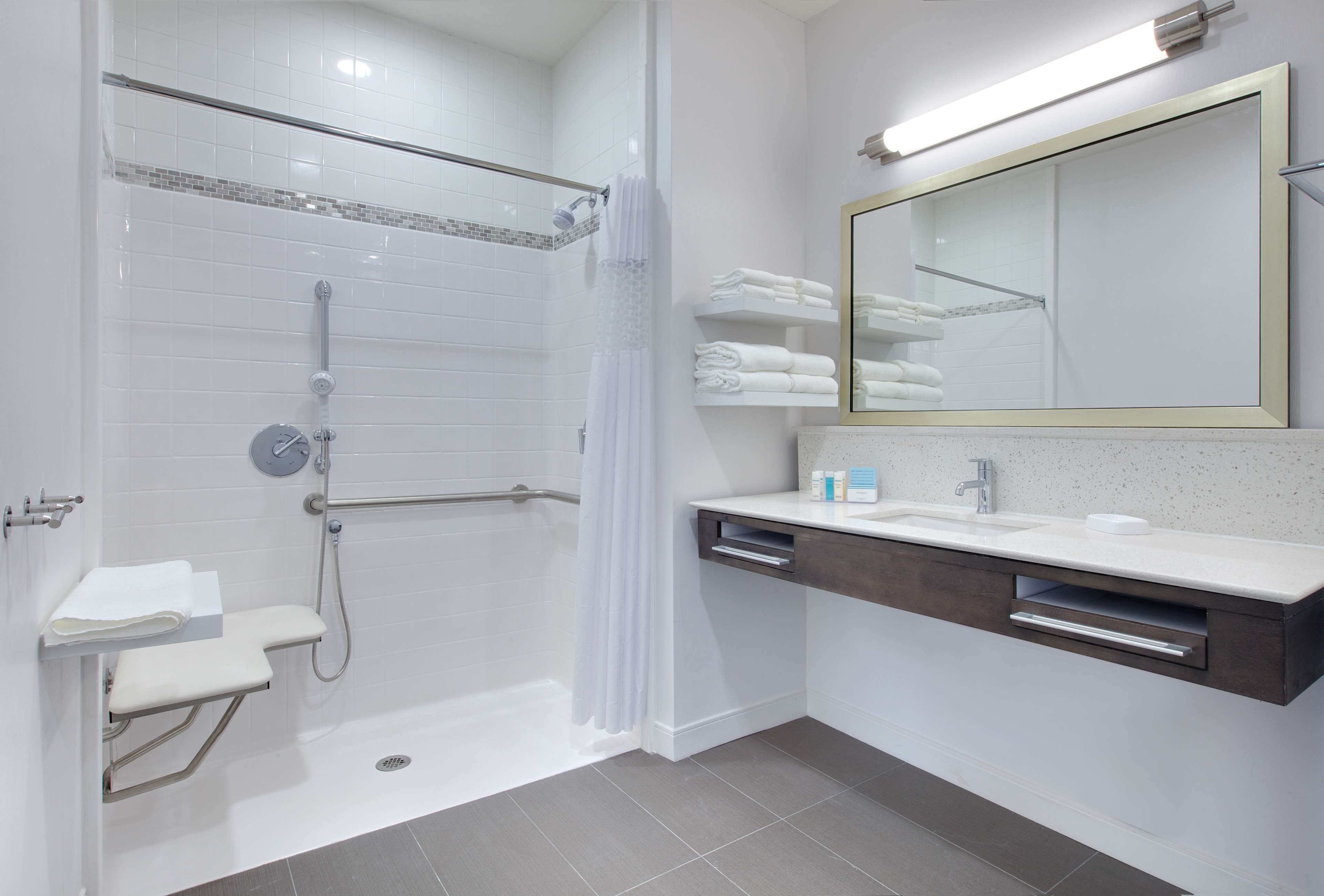 combined shower/bathtub, eco-friendly toiletries, hair dryer, towels