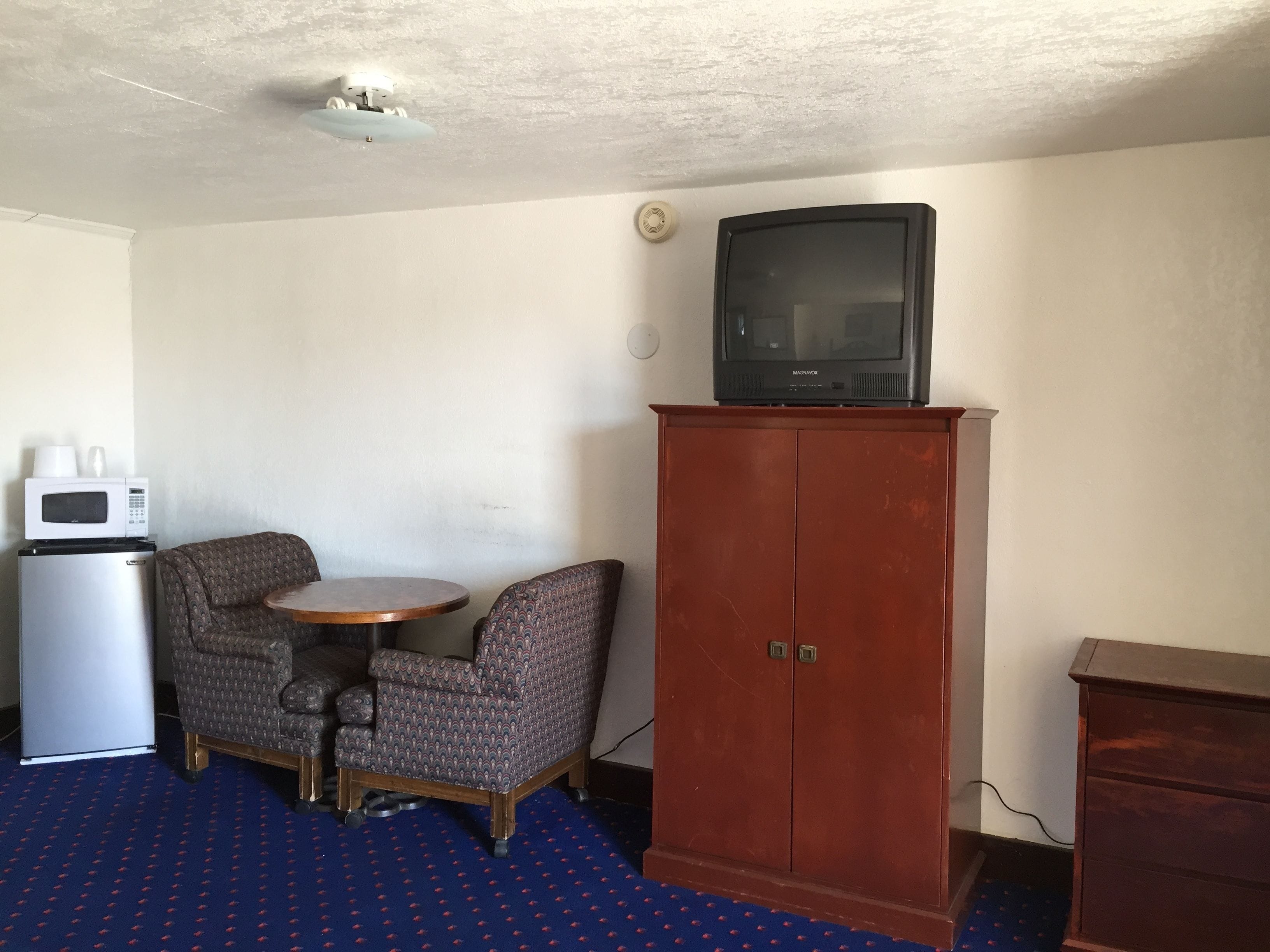 Standard Room, 1 Queen Bed | Living area | TV