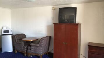 スタンダード ルーム クイーンベッド 1 台 | リビング エリア | テレビ