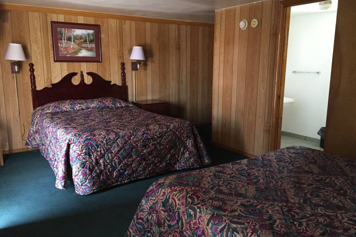 Quarto standard, 2 camas de casal | Escrivaninha, Wi-Fi de cortesia