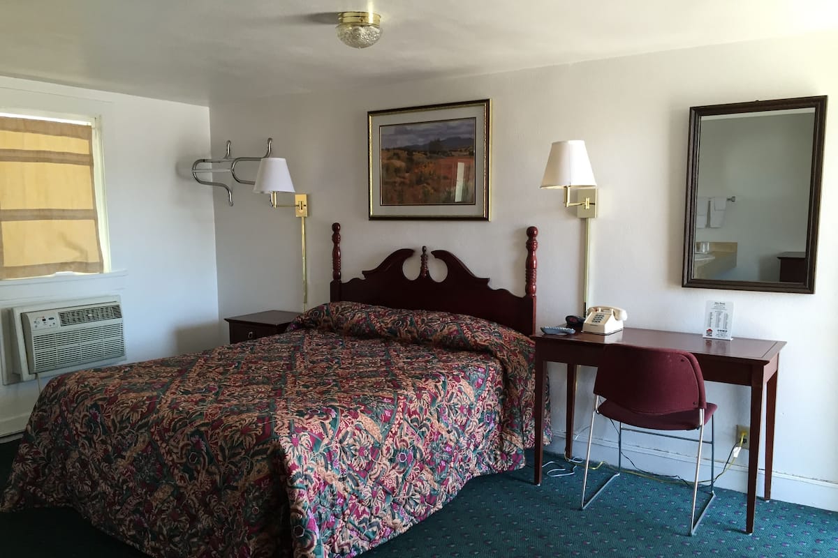 Quarto standard, 1 cama Queen | Escrivaninha, Wi-Fi de cortesia