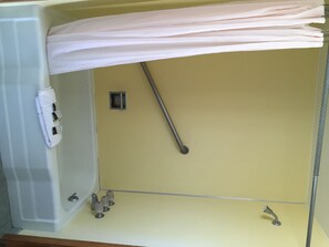 Standard Room, 2 Double Beds | Bathroom | Free toiletries, towels - Elko Motel (Elko)