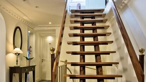 A wooden staircase with a handrail and a carpeted floor. - Villa Blanche Hotel (Istanbul)