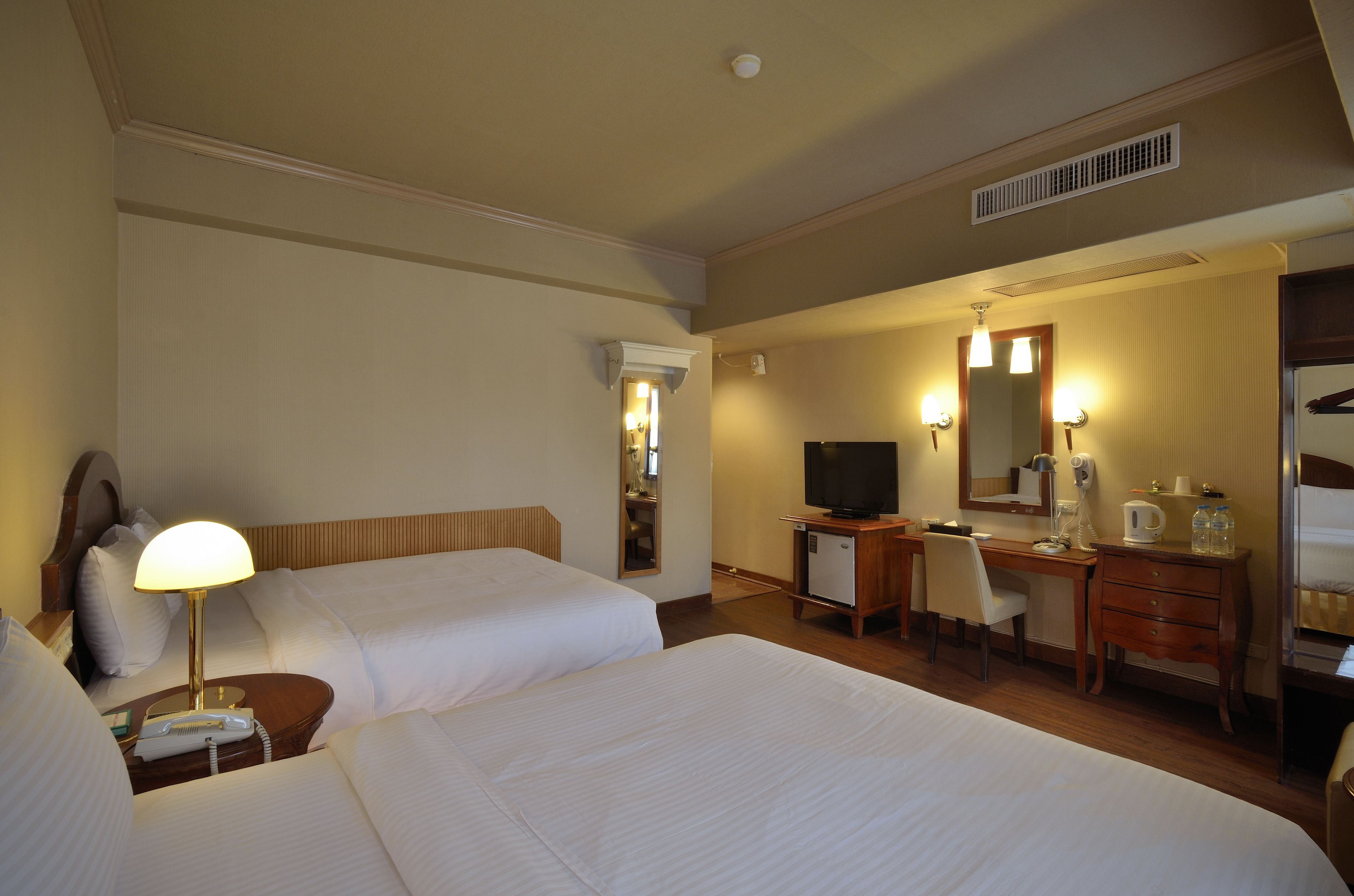 Deluxe Quadruple Room | Desk, soundproofing, iron/ironing board, free WiFi