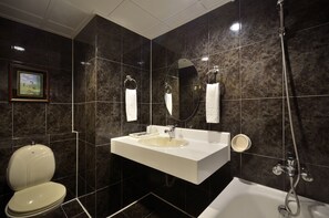 Combined shower/bathtub, deep-soaking bathtub, free toiletries - Goodness Hotel (Kaohsiung)